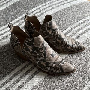 UNIVERSAL THREAD // SNAKESKIN ANKLE BOOTIES